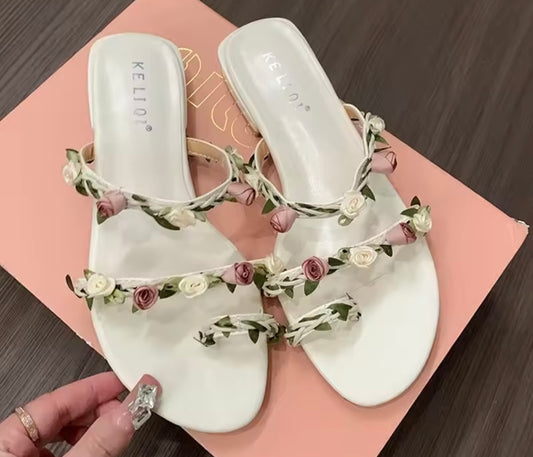 Sandalen mit Blumen